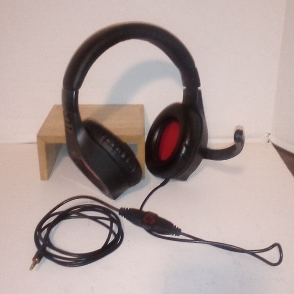 SENICC GAMER HEADPHONES WITH VOLUME CONTROL BUILT INTO CORD - Picture 1 of 3
